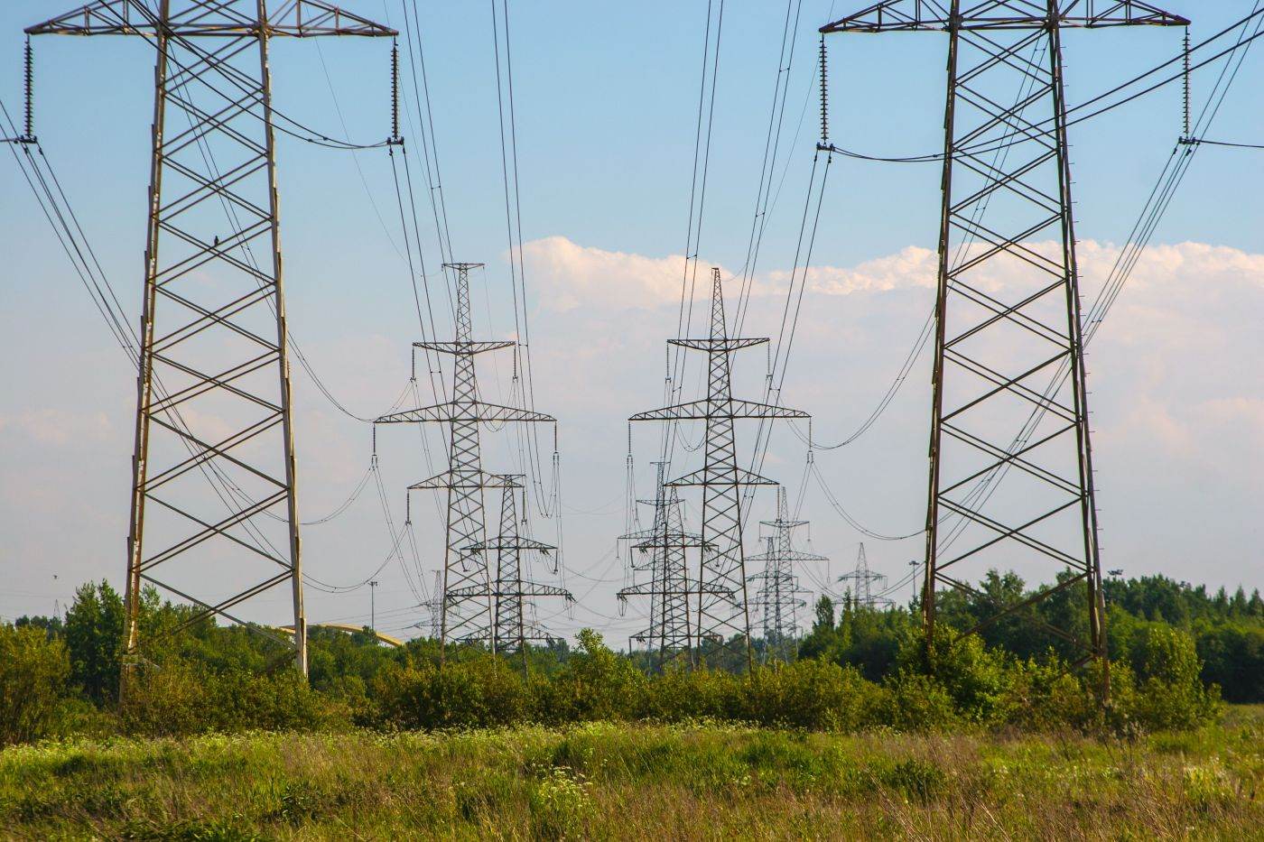 Departamentul Energiei din SUA alocă 1,9 miliarde de dolari pentru reţelele electrice existente